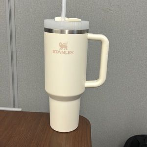 Stanley 40oz tumbler in color: cream. Lightly used (bought it 2 days ago).